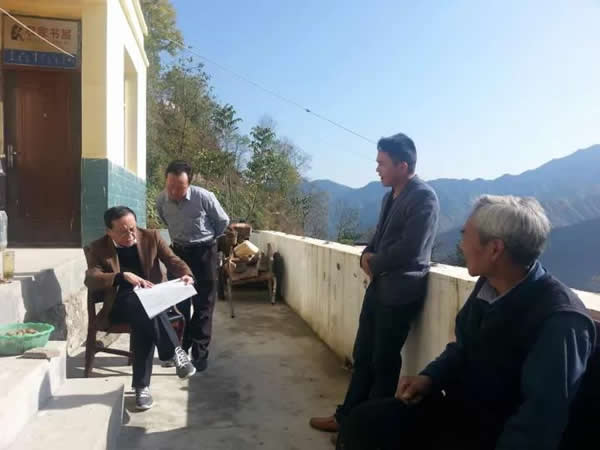 隴運集團(tuán)公司董事長、黨委書記李寅祥率相關(guān)人員專程前往精準(zhǔn)扶貧點進(jìn)行深入調(diào)研