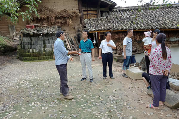 隴運集團(tuán)公司檢查指導(dǎo)琵琶鎮(zhèn)寧強村幫扶工作