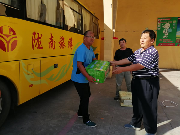 隴運(yùn)集團(tuán)公司開展“夏送清涼”慰問(wèn)一線職工活動(dòng)