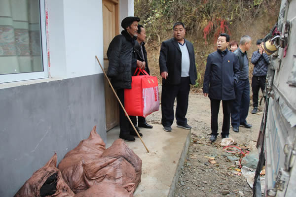 隴運(yùn)集團(tuán)公司開展“解難題、辦實事、送溫暖”主題黨日活動